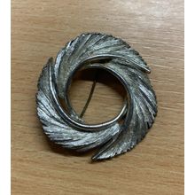 VINTAGE SILVER TONE METAL ROUND BROOCH 23.4 GRAMS 4.25cm-WIDE (P3)