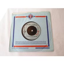 7" 1975. DUANE EDDY & THE REBELETTES,PLAY ME LIKE YOU PLAY YOUR GUITAR.EXCELLENT