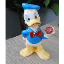 Vintage Walt Disney Productions 1973 Ceramic 5” Donald Duck With Apple Figurine