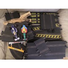 Scalextric / Hornby Hobbies Ltd - 33 Pieces of Track - 2 Cars - Untested