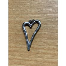 VINTAGE SILVER TONE METAL HEART SHAPED PENDANT 3.81 GRAMS 3.25cm-TALL (P3)