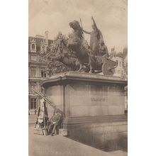 Newspaper Vendor Under Statue Of Boadicea London Old Postcard