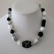 Primer Design Black And White Bead Necklace