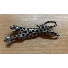 VINTAGE SILVER TONE METAL LEOPARD SHAPED BROOCH 16.83 GRAMS 6.5cm-LONG (P3)