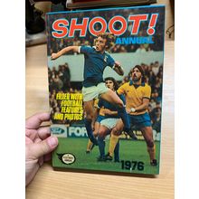 1975 "SHOOT ANNUAL 1976" UK FOOTBALL SOCCER ANNUAL HARDBACK BOOK (P4)