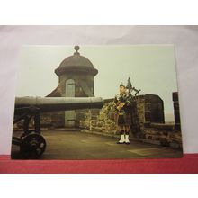 PIPE MAJOR, QUEEN'S OWN HIGHLANDERS, EDINBURGH CASTLE. . unused postcard piper /