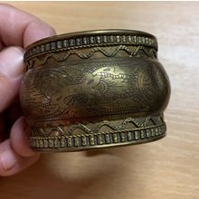 VINTAGE BRASS ANCIENT STYLE BRACELET 35 GRAMS 6cm WIDE (P3)