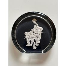 GLASS PAPERWEIGHT WITH TWO WHITE CATS DESIGN