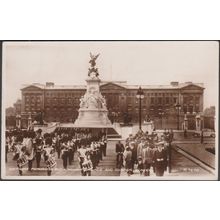 Victoria Memorial, Buckingham Palace and Guards, London, 1953 - Valentine's RPPC
