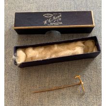 VINTAGE GOLD & PLATINUM? HUNTING CRAVAT PIN RIDING CROP SHAPE 5cm-LONG 1g (P2)