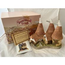 David Winter Cottages Triple Oast 1981, with COA and original box