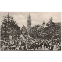 PRINTED POSTCARD OF A CHURCH PARADE WELLINGTON AVENUE ALDERSHOT HAMPSHIRE (4334)