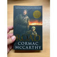 2009 CORMAC McCARTHY "THE ROAD" FICTION PAPERBACK BOOK (P3)