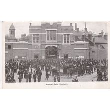 EC908 WOOLWICH - ARSENAL GATE . PRINTED POSTCARD.