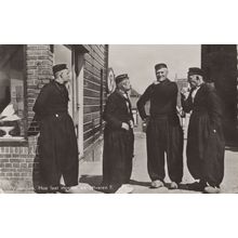 Hoe Gaat Het Er Mee? How are you? Volendam Dutch Sailors Postcard
