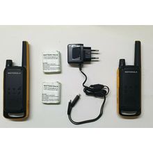 PAREJA DE WALKIE TALKIE MOTOROLA TLKR T82 + CARGADOR +BATERÍAS RESISTENTES IPX4