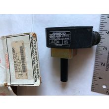 NEW NAMCO EE210-33380 PROXIMITY SWITCH 10-30VDC 3000PSI MAX 1.750 PROBE,SE