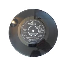 7"1968 . HERMANS HERMITS .SOMETHING'S HAPPENING.COL DB 8504. EXCELLENT