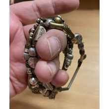 VINTAGE CHUNKY TRINKETS CHARMS BRACELET 45 GRAMS 9cm WIDE (P3)