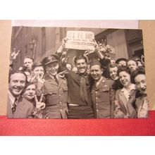 WW2 V-E DAY CELEBRATIONS unused postcard reproduction photograph =