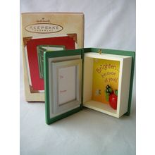Hallmark Christmas Ornament 2002 Teacher's Yearbook QX8973