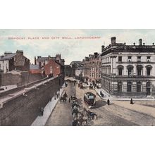 ED227 LONDONDERRY - SHIPQUAY PLACE AND CITY WALL . PRINTED POSTCARD