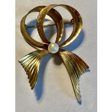 Wells Jewelry 14 K Gold Bow with Pearl Brooch 2 x 1 1/4"