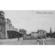 Posh 1905 Ladies at Railway Station Bognor Hotel Sussex Postcard
