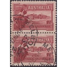 Australia 1927 1½d Parliament Pair one with Flag at Half-Mast Variety