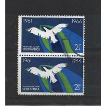 SouthAfrica.SG263 2 1/2d Bird in Flight Pair.Fine Used.Aug25a