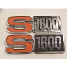 INTERNATIONAL HARVESTER S1600 EMBLEMS #588196C1 OEM NOS
