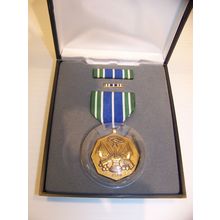 US ARMY MILITARY ACHIEVEMENT MEDAL RIBBON & LAPEL PIN IN PRESENTATION CASE