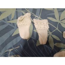 baby hand knitted mittens 3months needs ribbon