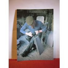 SLATE SPLITTING, QUARRY MUSEUM, LLANBERIS, WALES unused postcard dated 1985 =