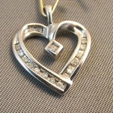 VINTAGE 10K WHITE GOLD & DIAMOND HEART PENDANT 16 DIAMONDS 1.4grams STUNNING