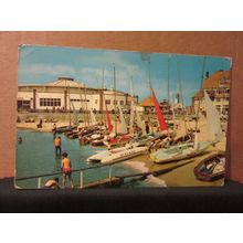 THE BEACH, GORLESTON-ON-SEA, NORFOLK. unused postcard Colourmaster =