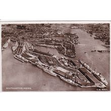 EC812 SOUTHAMPTON DOCKS. AERIAL VIEW R/P POSTCARD