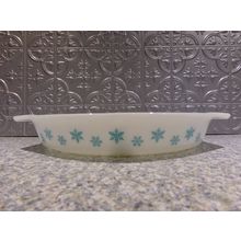 Pyrex Snowflake 1 1/2qt Oval Divided Serving Dish Turquoise on White