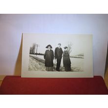 TRIO IN THE SNOW. 3 CORNER LADIES HAT. unusd antique photograph postcard =