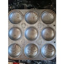 Vintage 1950's Bun Tin