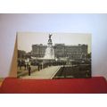 VICTORIA MEMORIAL, BUCKINGHAM PALACE, LONDON unused postcard RP =