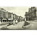 Warwickshire LEAMINGTON SPA ParadePostcard (Val...