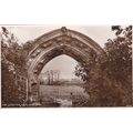B683 EVESHAM - THE CLOISTER ARCH . R/P POSTCARD