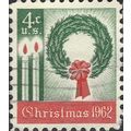 USA, CHRISTMAS, Wreath and candles, red & green...