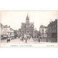 60 - COMPIEGNE - la place de l'hôtel de ville