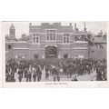 EC908 WOOLWICH - ARSENAL GATE . PRINTED POSTCARD.