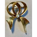 Wells Jewelry 14 K Gold Bow with Pearl Brooch 2...