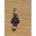 VINTAGE SILVER TONE METAL CELTIC CROSS TINY PEN...