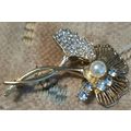 BROOCH RHINESTONE GOLDTONE FLOWER 6 X 4 CM