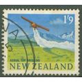 NEW ZEALAND - 1960 - 66 - 1s 9d orange-red, blu...